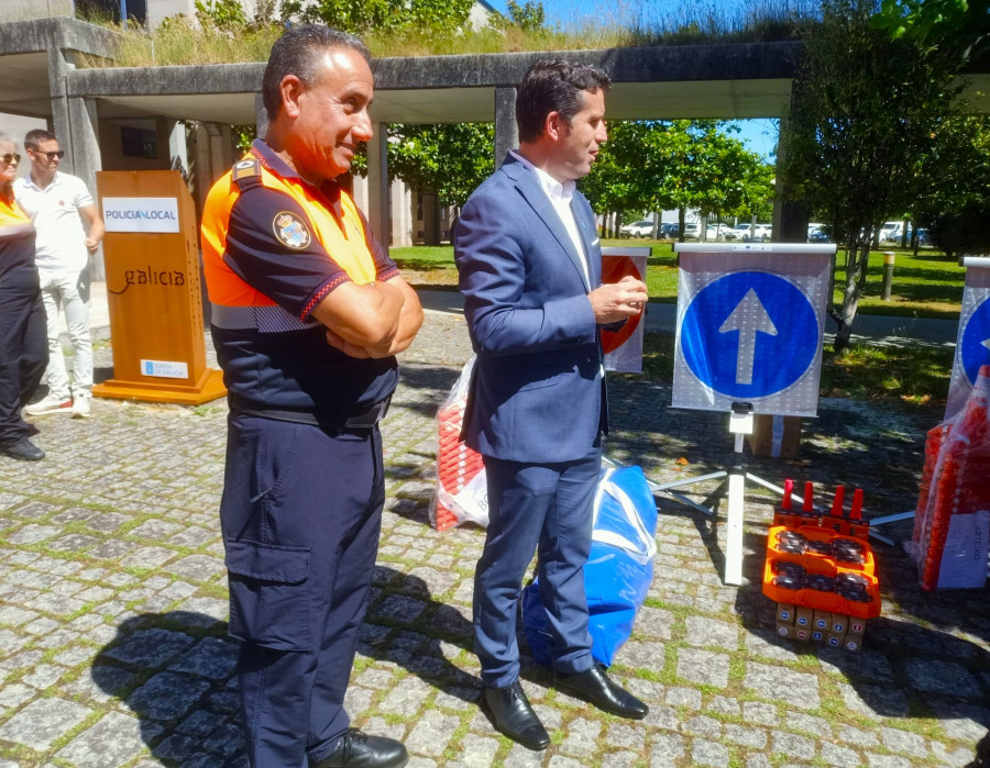 Boiro recibe diverso equipamiento de emergencias para su agrupación de voluntarios de Protección Civil