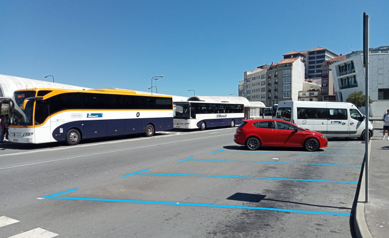 La puesta en servicio del nuevo apeadero de autobuses de Ribeira posibilitó habilitar 24 plazas de aparcamiento para la zona azul