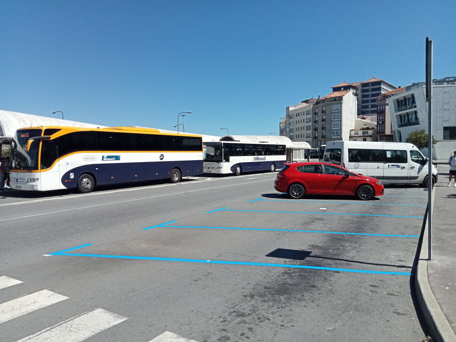 La puesta en servicio del nuevo apeadero de autobuses de Ribeira posibilitó habilitar 24 plazas de aparcamiento para la zona azul