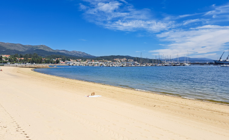 El agua de la playa de O Areal, en A Pobra, vuelve a ser apta para el baño