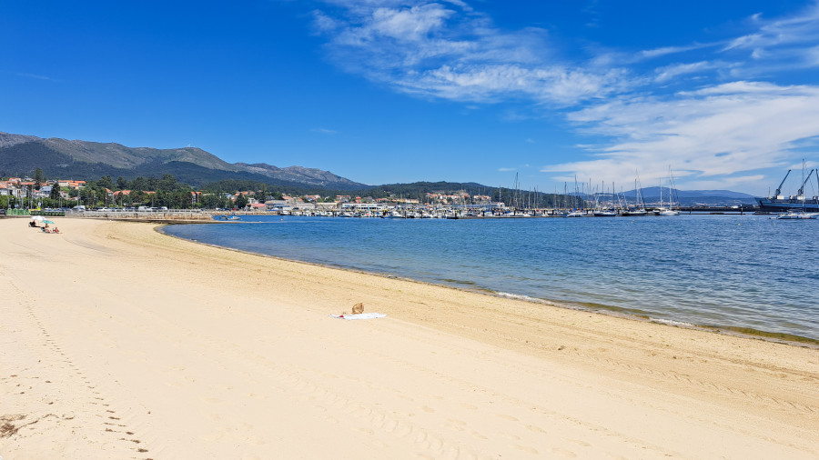 El agua de la playa de O Areal, en A Pobra, vuelve a ser apta para el baño