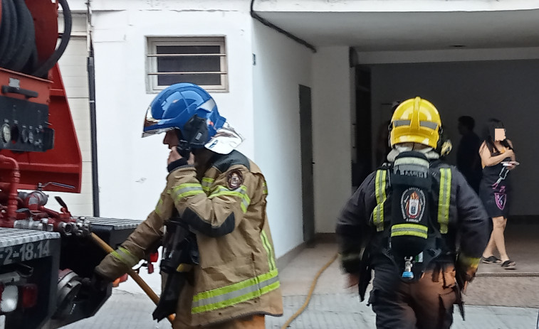 Desalojadas unas 30 personas de sus pisos debido a un incendio en una vivienda de la Rúa Cristóbal Colón en Ribeira