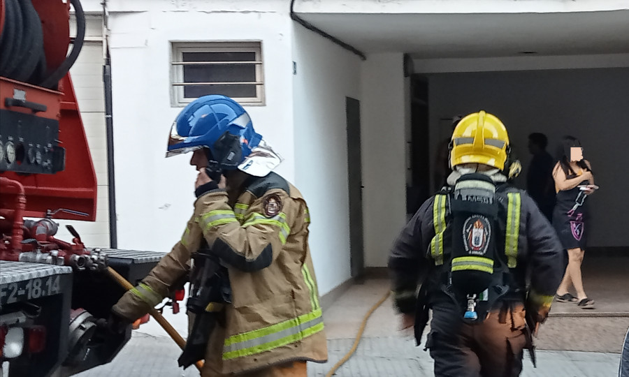 Desalojadas unas 30 personas de sus pisos debido a un incendio en una vivienda de la Rúa Cristóbal Colón en Ribeira