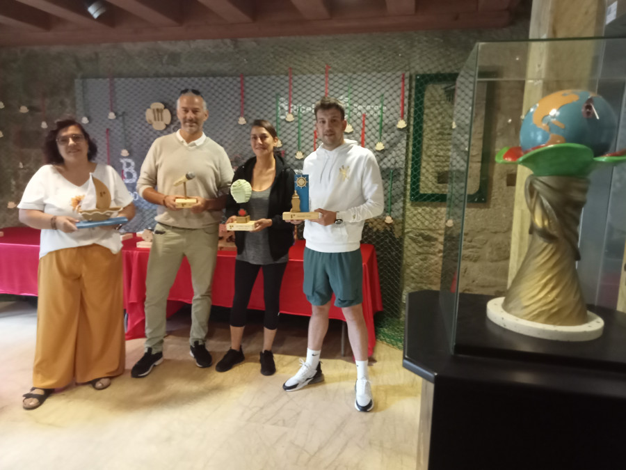 Los trofeos y medallas de la LXXVI Festa da Dorna se exhiben hasta el día 23 en el Museo Municipal de Ribeira