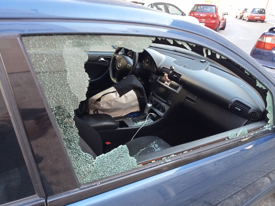 Aparecen rotos cristales de ventanillas de ocho coches aparcados en céntricas calles de Ribeira