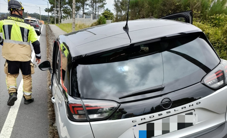 Herida una septuagenaria en una salida de vía en la carretera de Xarás a Bretal, junto el puente de Artes