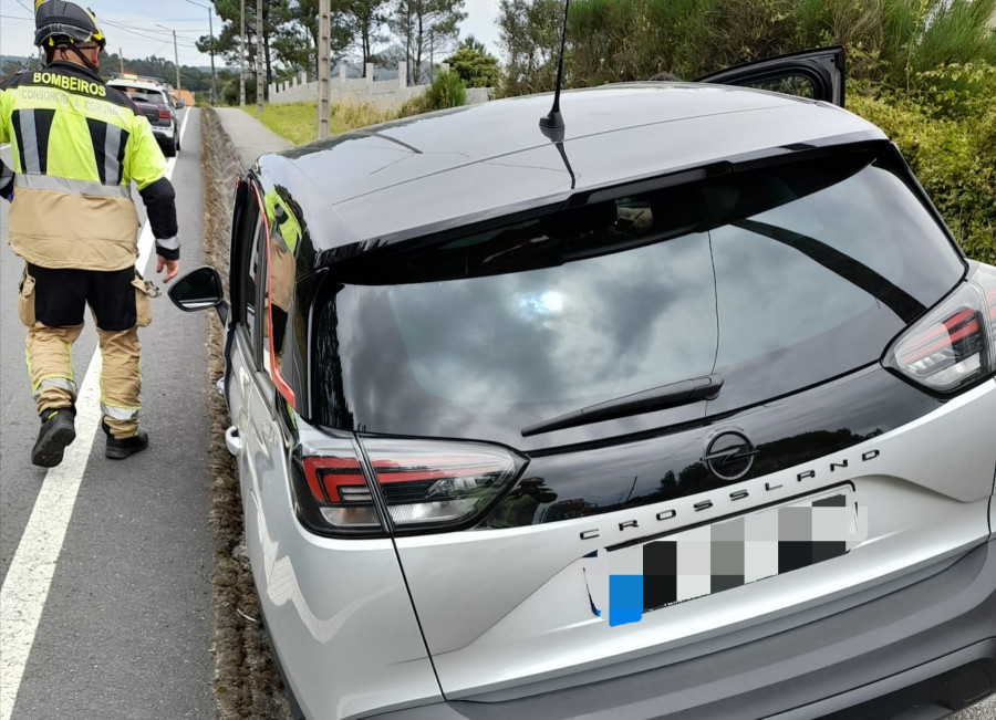 Herida una septuagenaria en una salida de vía en la carretera de Xarás a Bretal, junto el puente de Artes