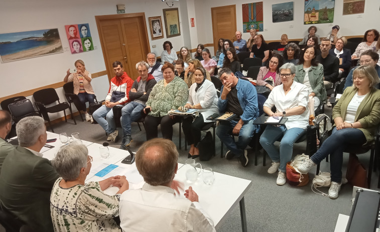 Cuarenta personas asisten en Ribeira a un seminario de la USC sobre desafíos y fronteras de la lengua gallega