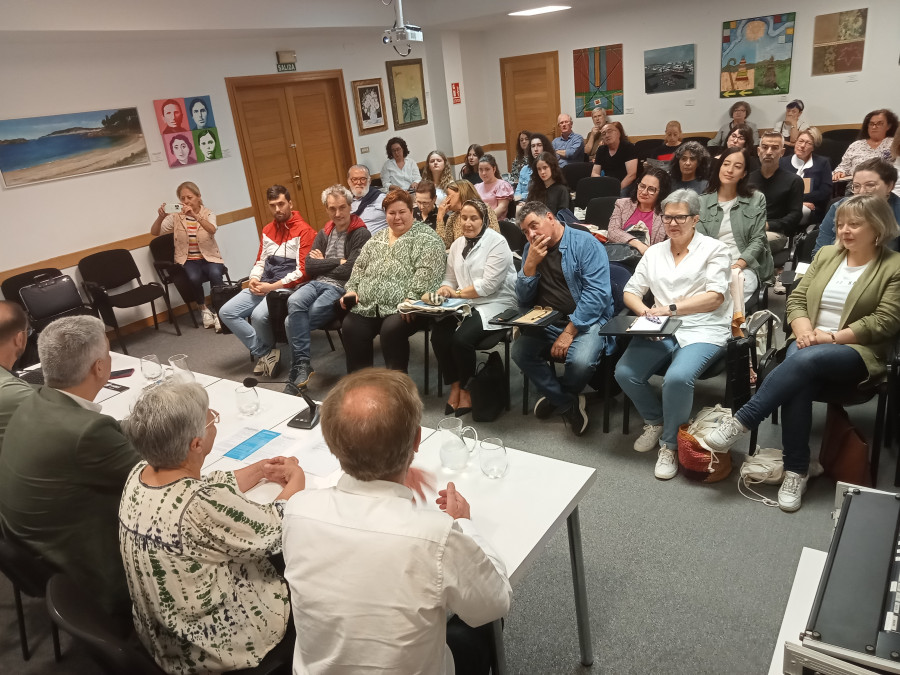 Cuarenta personas asisten en Ribeira a un seminario de la USC sobre desafíos y fronteras de la lengua gallega