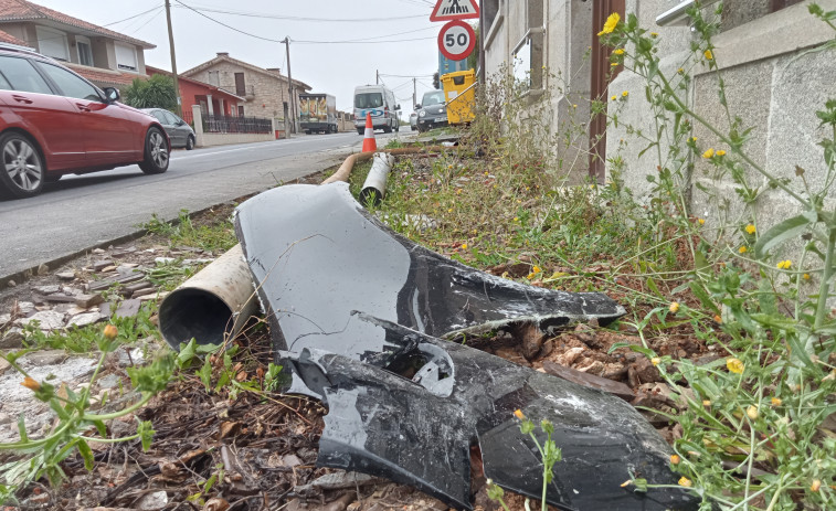 Un coche se sale de la vía en la AC-305 en A Pobra y se detiene a 50 metros de distancia de la farola que derribó en O Conchido