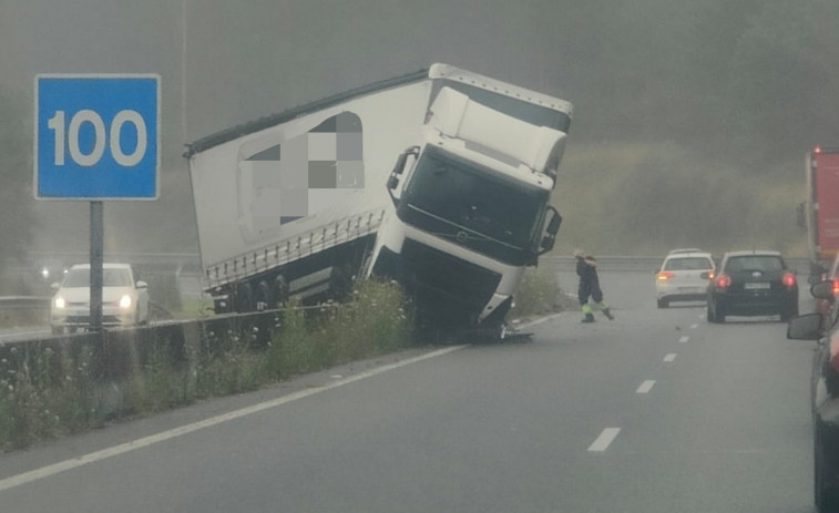 Un tráiler se sale de la vía y acaba montado en la mediana de hormigón de la Autovía do Barbanza, en Rianxo