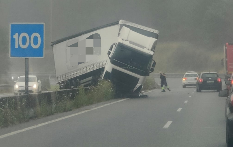 Un tráiler se sale de la vía y acaba montado en la mediana de hormigón de la Autovía do Barbanza, en Rianxo