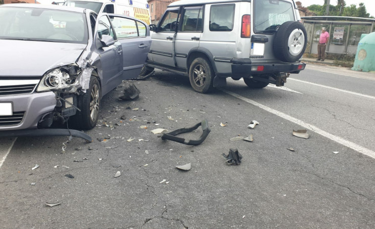 Un menor y dos adultos resultan heridos en un accidente en Cambados