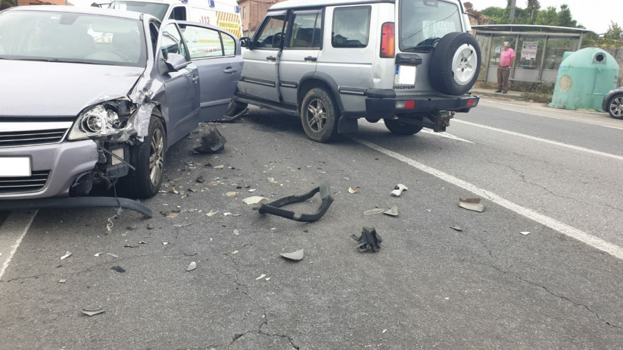 Un menor y dos adultos resultan heridos en un accidente en Cambados