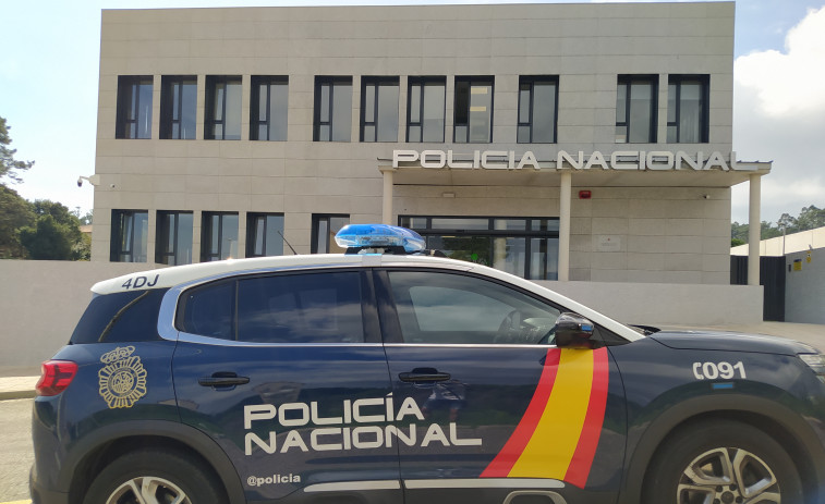 La Policía Nacional detiene a una mujer en Ribeira a la que le decomisó 28 papelinas de cocaína y heroína