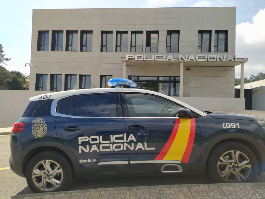 La Policía Nacional detiene a una mujer en Ribeira a la que le decomisó 28 papelinas de cocaína y heroína