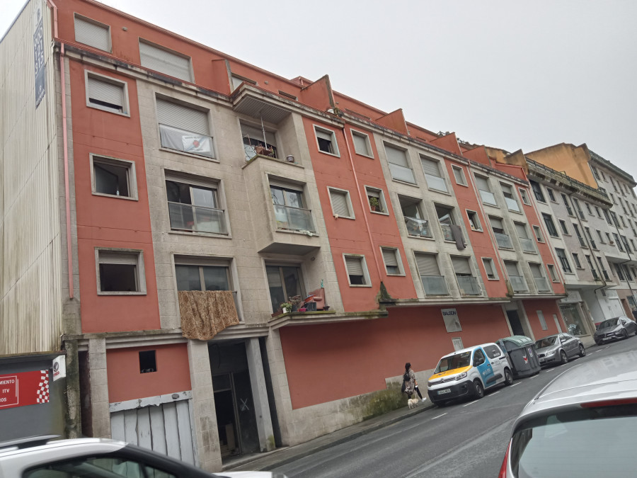 Sólo un okupa del edificio del barrio residencial de Abesadas, en Ribeira, solicitó que se valore su situación de vulnerabilidad