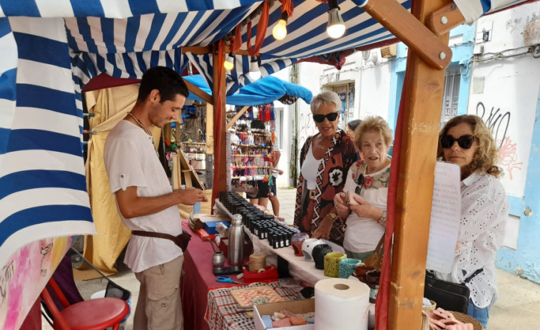 Calles y plazas de A Pobra se sumergen desde hoy y hasta el domingo en una feria marinera con unos 40 puestos