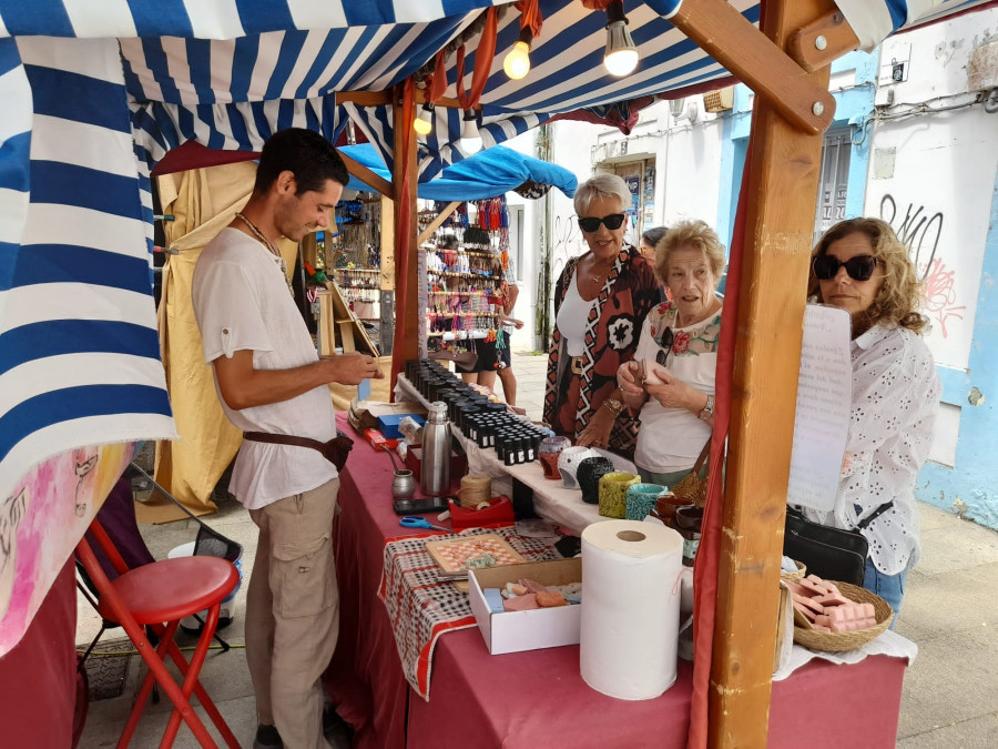 Calles y plazas de A Pobra se sumergen desde hoy y hasta el domingo en una feria marinera con unos 40 puestos