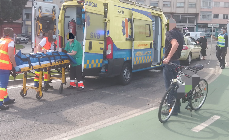 Herido un anciano al ser atropellado cuando cruzaba un paso de peatones montado sobre una bicicleta en Ribeira