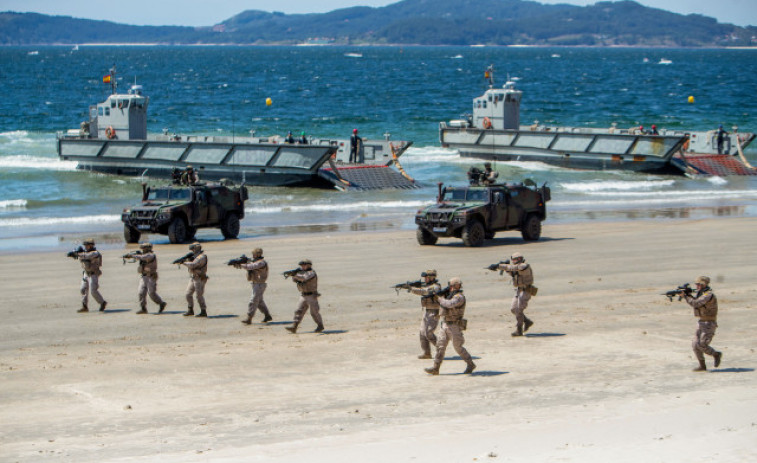 La Armada realiza un simulacro de despliegue anfibio en la playa de Samil