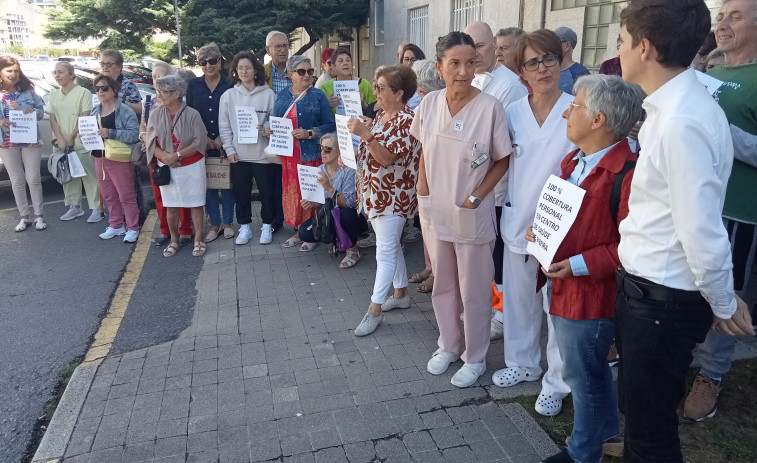 Paralizan las protestas en el centro de salud de Ribeira al solicitarles Sanidade tiempo para buscar soluciones