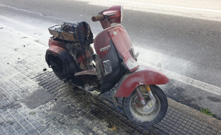 Arde una vespa cuando circulaba por Cambados