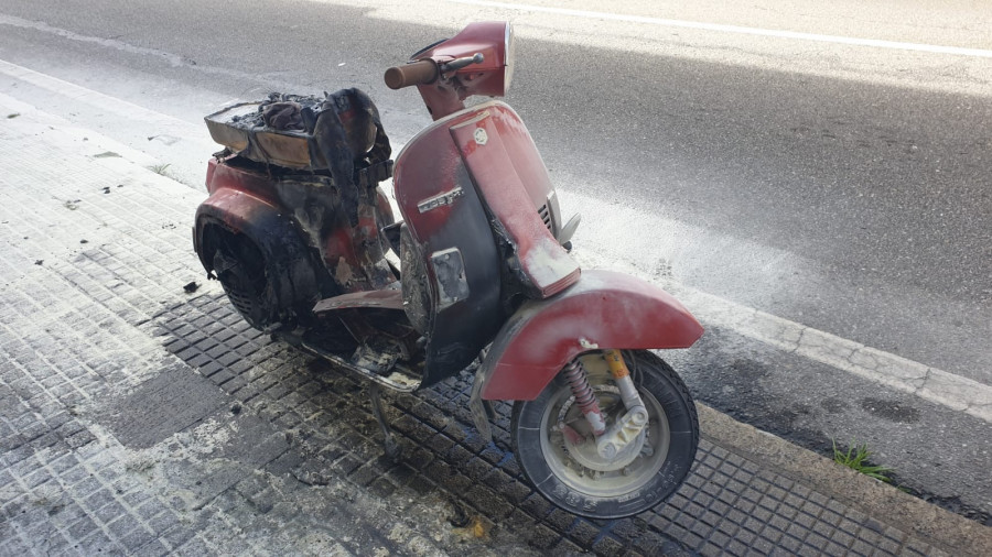 Arde una vespa cuando circulaba por Cambados