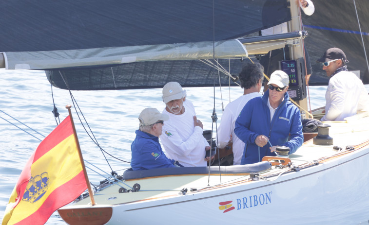 El rey Juan Carlos llega a la última jornada del Trofeo Xacobeo en Sanxenxo con opciones de victoria