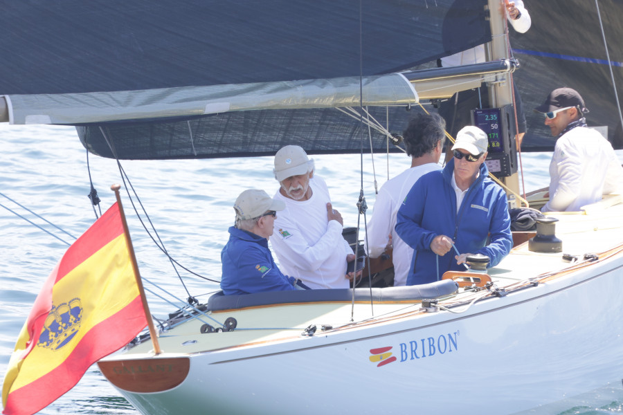 El rey Juan Carlos llega a la última jornada del Trofeo Xacobeo en Sanxenxo con opciones de victoria