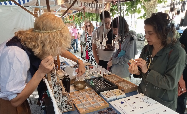 La exitosa feria marinera de A Pobra, con 40 puestos de artesanía y alimentación y mucha animación, se clausura hoy