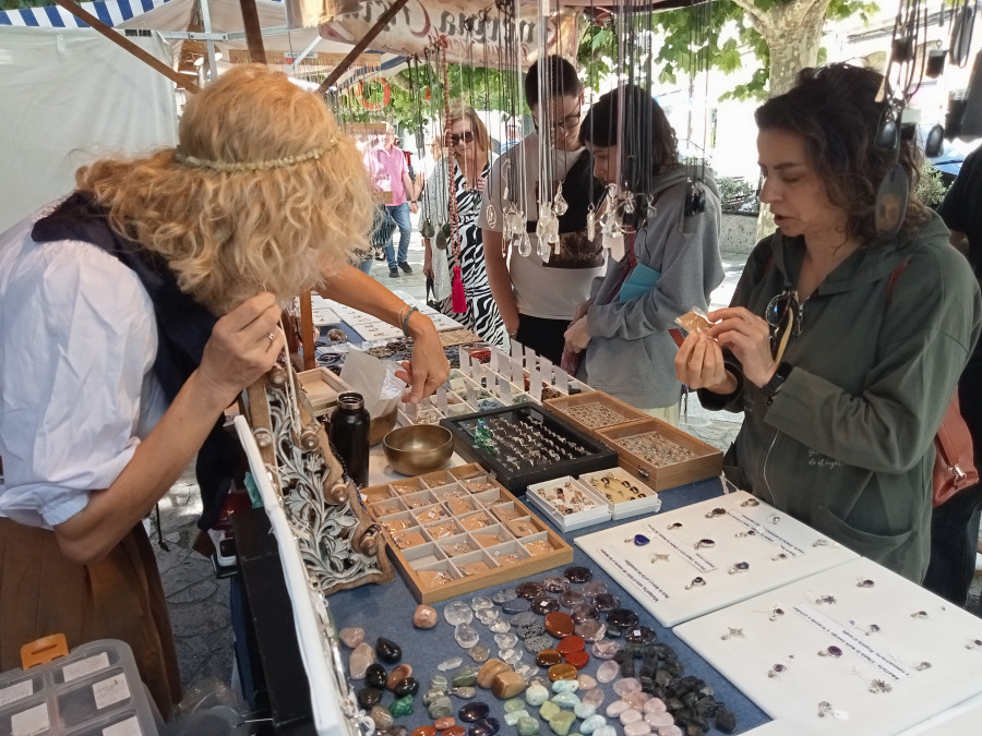 La exitosa feria marinera de A Pobra, con 40 puestos de artesanía y alimentación y mucha animación, se clausura hoy