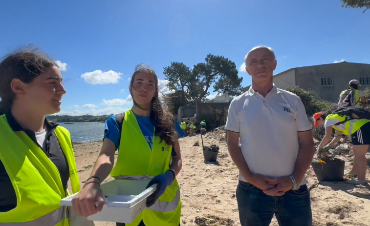 Jóvenes voluntarios de diferentes partes de España y otros países retiran basura del litoral vilanovés