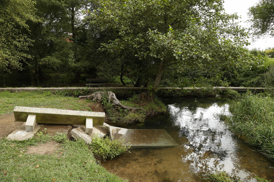 Vecinos de A Coca denuncian la rotura del mobiliario y piden que se limpie el margen del río