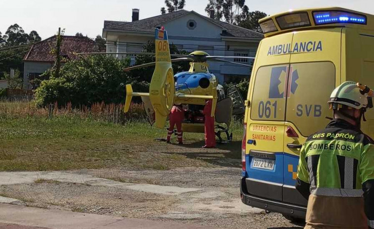 Un hombre sufre quemaduras al arder una desbrozadora cuando cortaba la hierba de una finca en Catoira