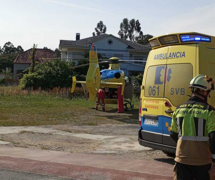 Un hombre sufre quemaduras al arder una desbrozadora cuando cortaba la hierba de una finca en Catoira