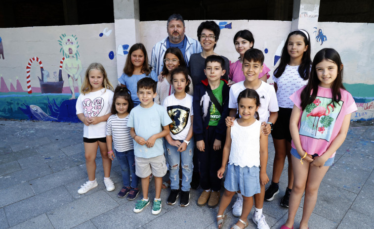 Cambados estrena un mural urbano con los colores del olor de los árboles y las chucherías