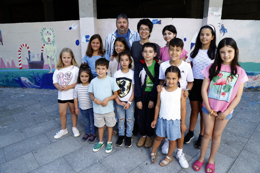 Cambados estrena un mural urbano con los colores del olor de los árboles y las chucherías