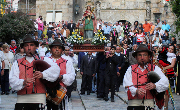 El arzobispo Francisco José Prieto preside hoy una de las misas de las fiestas patronales cambadesas