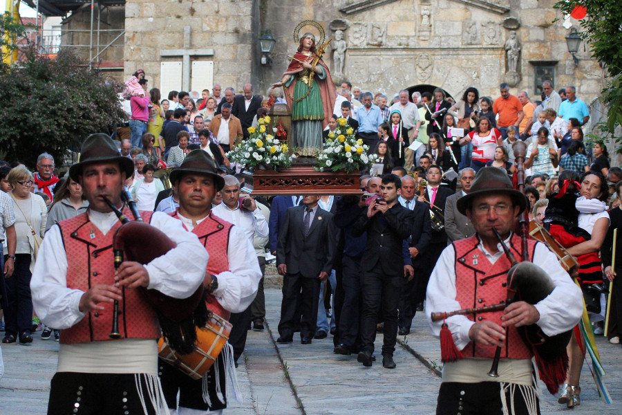 El arzobispo Francisco José Prieto preside hoy una de las misas de las fiestas patronales cambadesas