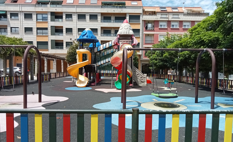 El parque infantil de Abesadas, en Ribeira, se cerrará del lunes a finales de agosto para las obras de su cubierta textil