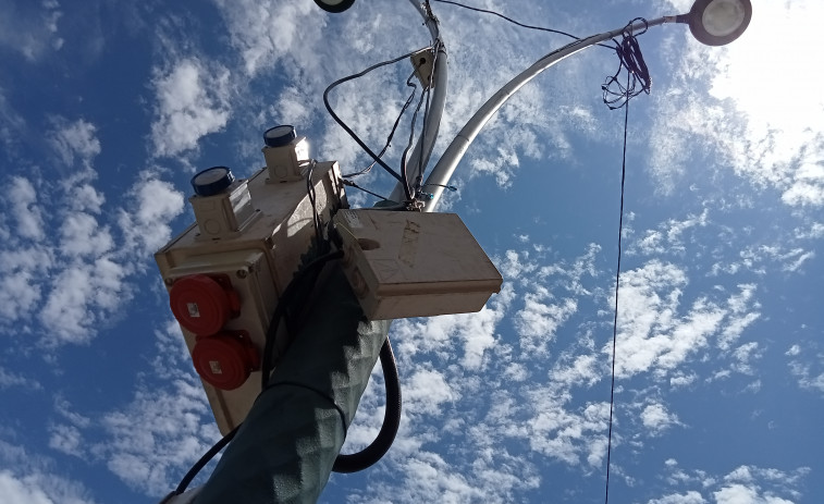 Preocupación en Ribeira por el cableado sujeto a farolas del Malecón para dar luz a los puestos ambulantes