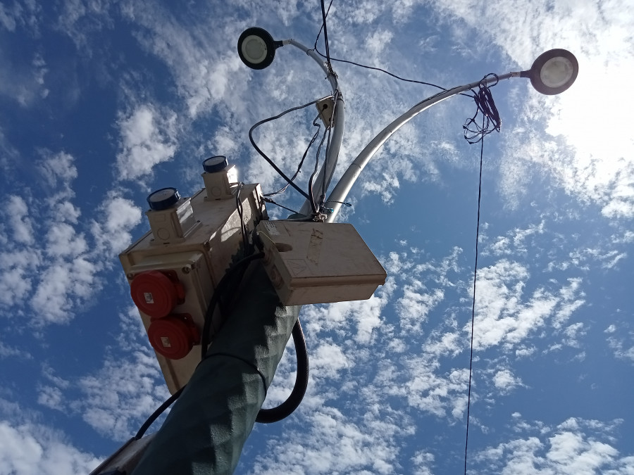 Preocupación en Ribeira por el cableado sujeto a farolas del Malecón para dar luz a los puestos ambulantes