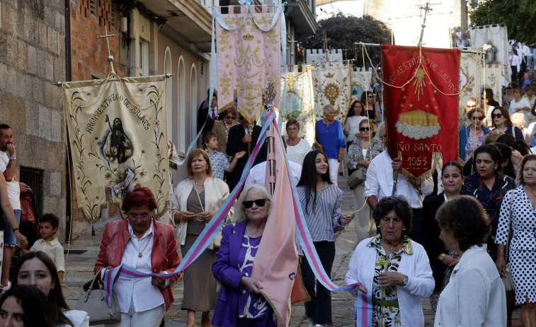 Cambados rinde un sentido tributo a su patrona, Santa Mariña