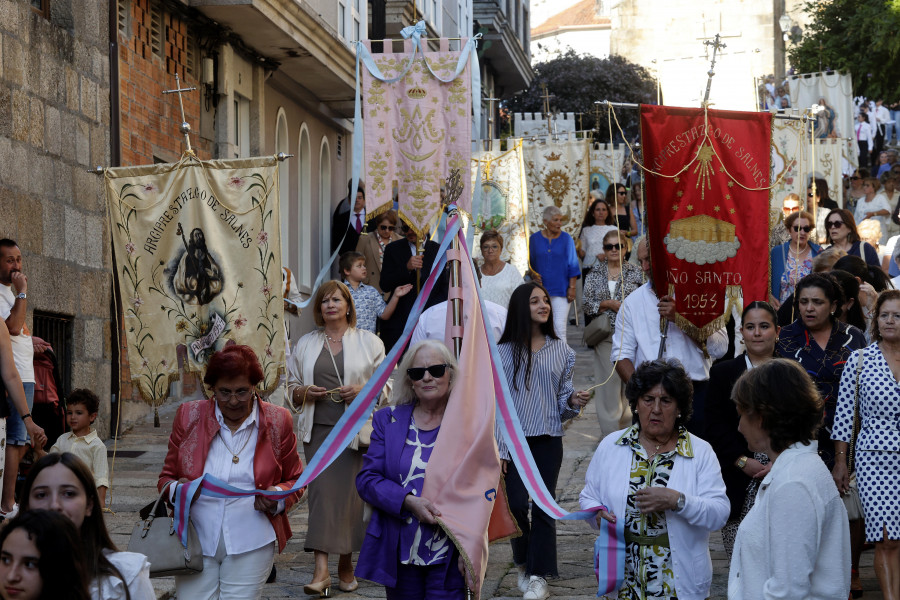 Cambados rinde un sentido tributo a su patrona, Santa Mariña