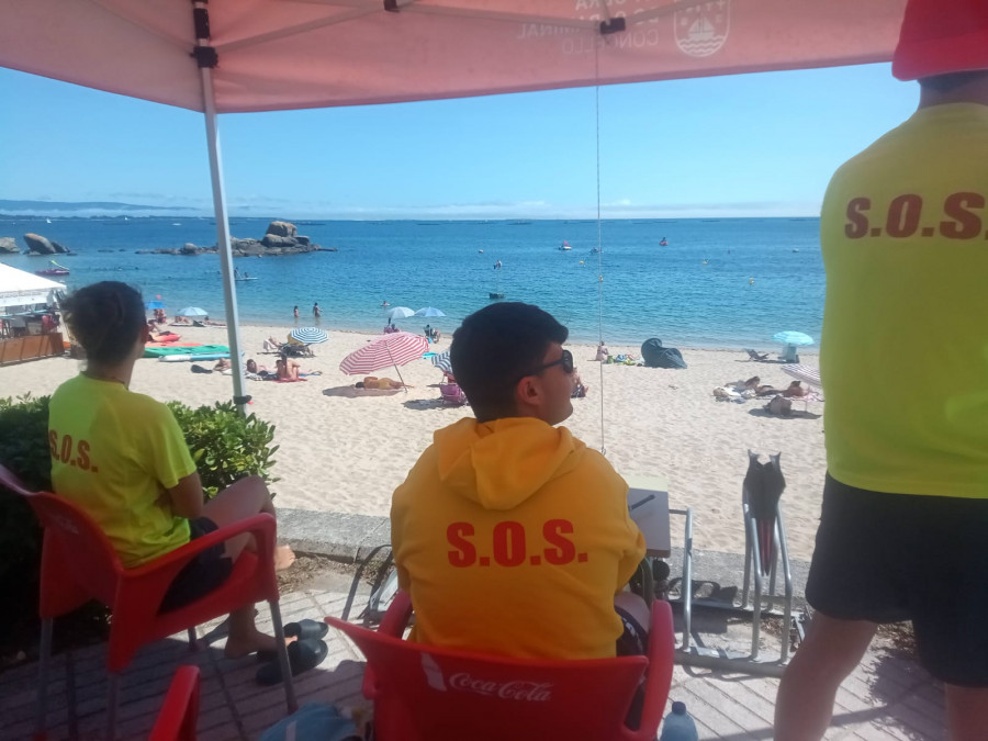 Dos socorristas rescatan a una septuagenaria que se sintió indispuesta en la playa de A Lombiña-Cabío, en A Pobra