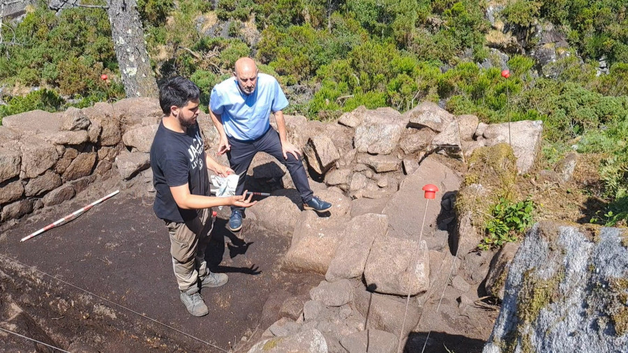 Las prospecciones arqueológicas realizadas esta semana en la Corte do Santo sacan a la luz parte del pasado de A Pobra