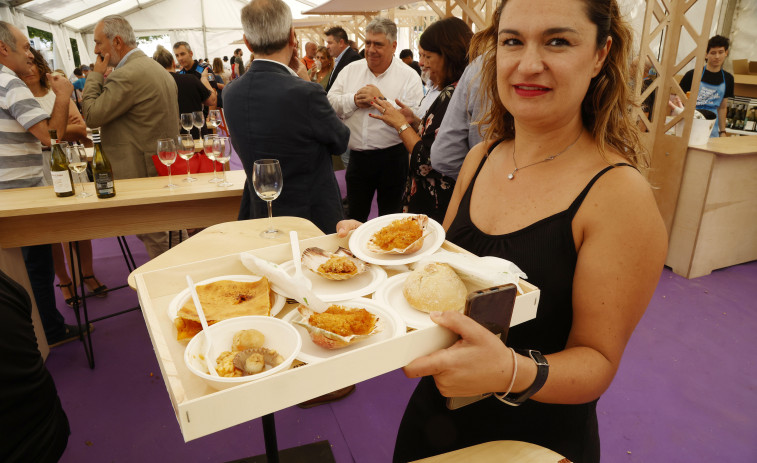 La Festa da Vieira de Cambados despacha cerca de 15.000 raciones en su vigésima edición