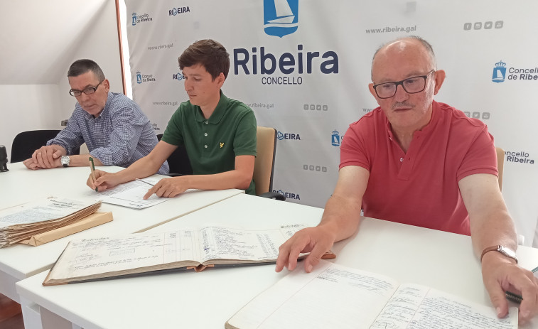 La asociación As Dunas dona al Ayuntamiento de Ribeira documentos históricos para poner en valor la memoria de Corrubedo