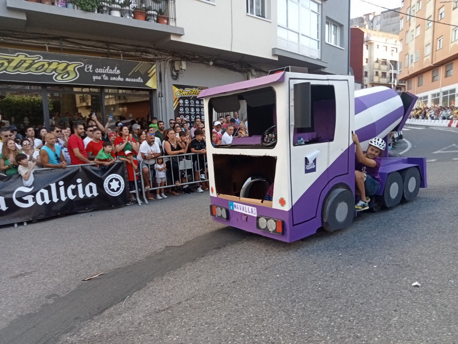 Gana el bus" London Tour"· de Os Corsarios do Barbansa, seguida del "Homigoneitor" de As Navallas de Palmeira en el Jran Prix de Carrilanas de Ribeira